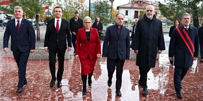 Arnavut ve Kosova liderler Vlora'da Bayrak töreninde
